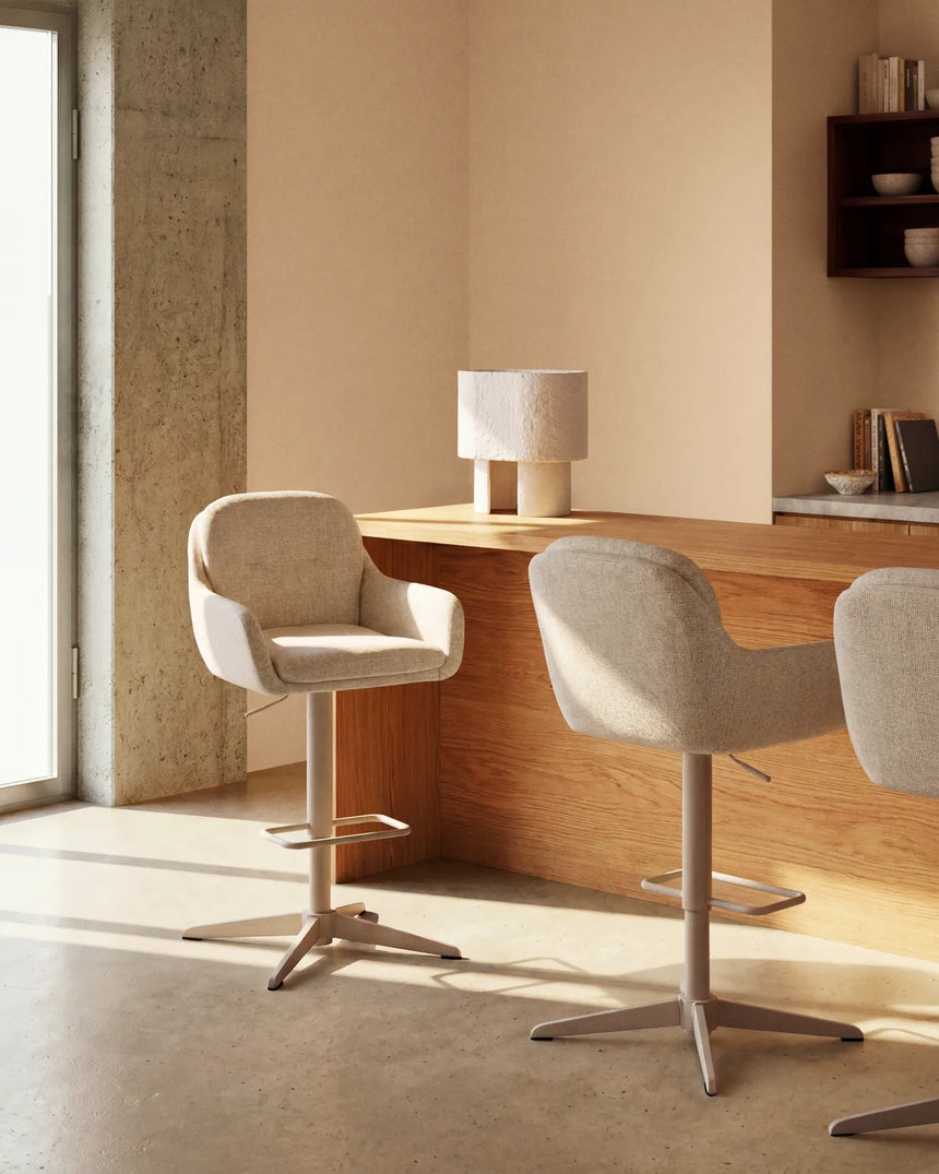 Drehhocker Lexa mit Chenille und Stahlbeinen, verschiedene Finishes von Kave Home – Bild 2