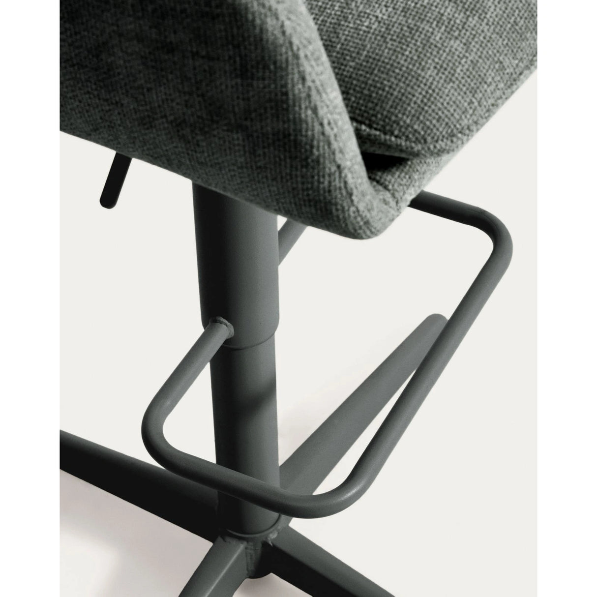 Drehhocker Lexa mit grüner Chenille und Stahlbeinen mit grünem Finish von Kave Home – Bild 16
