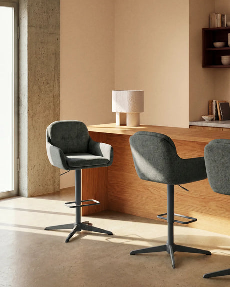 Drehhocker Lexa mit grüner Chenille und Stahlbeinen mit grünem Finish von Kave Home – Bild 2