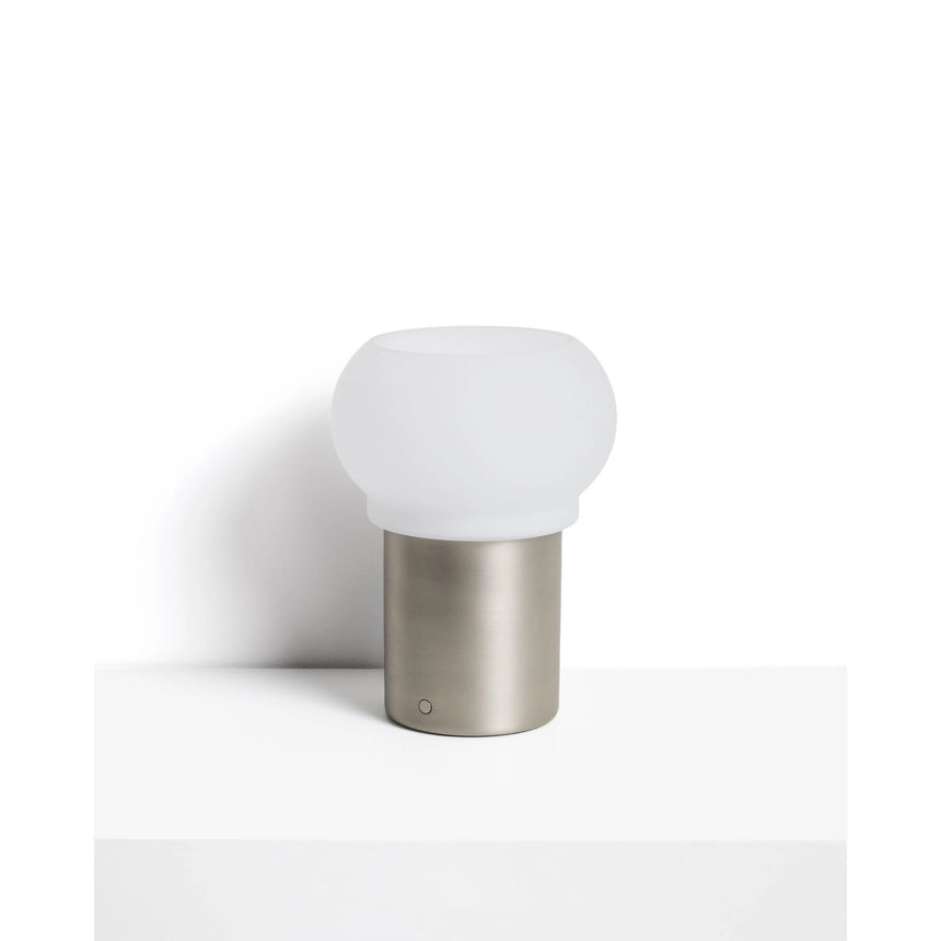 ED-Tischleuchte Leruna aus satiniertem Glas und Metall mit galvanisierter Oberfläche Ø 20 cm von Kave Home – Bild 1