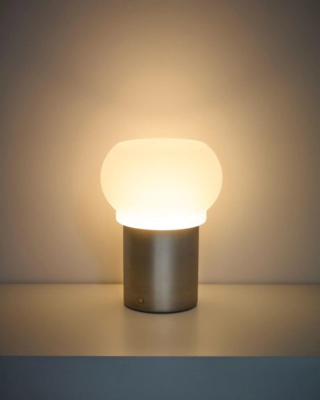 ED-Tischleuchte Leruna aus satiniertem Glas und Metall mit galvanisierter Oberfläche Ø 20 cm von Kave Home – Bild 2