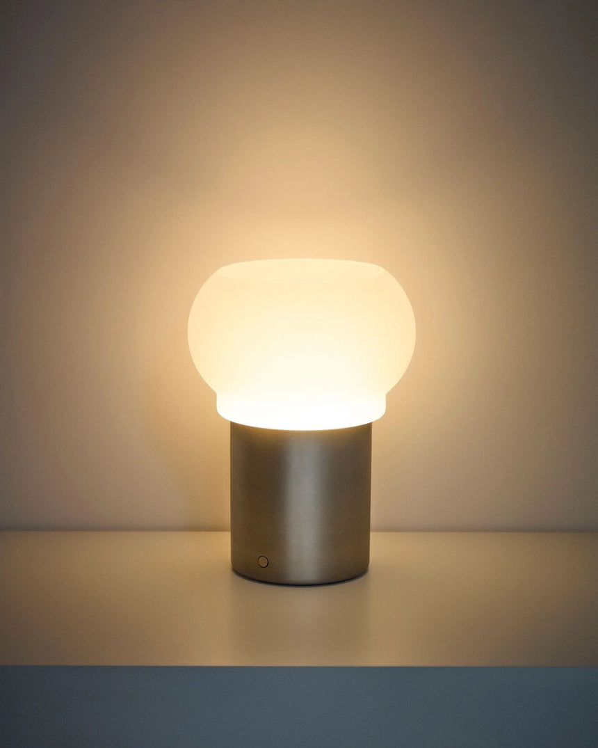 ED-Tischleuchte Leruna aus satiniertem Glas und Metall mit galvanisierter Oberfläche Ø 20 cm von Kave Home – Bild 2
