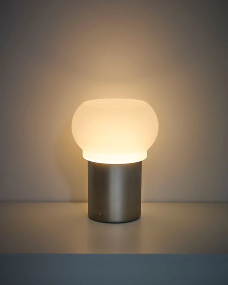 ED-Tischleuchte Leruna aus satiniertem Glas und Metall mit galvanisierter Oberfläche Ø 20 cm von Kave Home – Bild 3