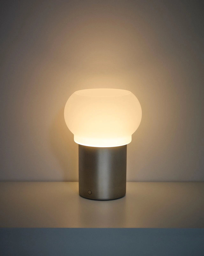 ED-Tischleuchte Leruna aus satiniertem Glas und Metall mit galvanisierter Oberfläche Ø 20 cm von Kave Home – Bild 3