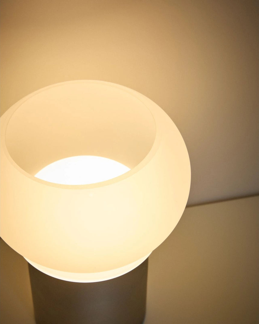 ED-Tischleuchte Leruna aus satiniertem Glas und Metall mit galvanisierter Oberfläche Ø 20 cm von Kave Home – Bild 5