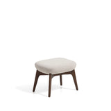 Fußablage Adiran mit dicker Chenille in Beige und Beinen aus massivem Eichenholz mit Nussbaum-Finish von Kave Home – Bild 1