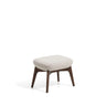 Fußablage Adiran mit dicker Chenille in Beige und Beinen aus massivem Eichenholz mit Nussbaum-Finish von Kave Home – Bild 1