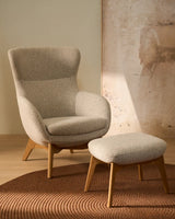 Fußablage Adiran mit dicker Chenille in Beige und Beinen aus massivem Eichenholz mit Nussbaum-Finish von Kave Home – Bild 3