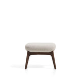 Fußablage Adiran mit dicker Chenille in Beige und Beinen aus massivem Eichenholz mit Nussbaum-Finish von Kave Home – Bild 5
