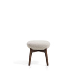 Fußablage Adiran mit dicker Chenille in Beige und Beinen aus massivem Eichenholz mit Nussbaum-Finish von Kave Home – Bild 6