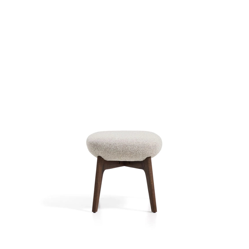 Fußablage Adiran mit dicker Chenille in Beige und Beinen aus massivem Eichenholz mit Nussbaum-Finish von Kave Home – Bild 6