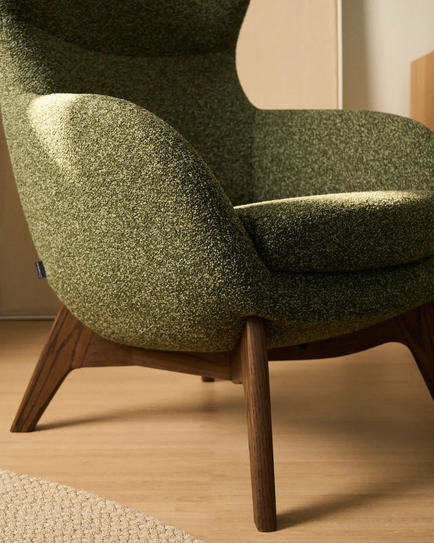 Fußablage Adiran mit dicker Chenille in Moosgrün und Beinen aus massivem Eichenholz mit Nussbaum-Finish von Kave Home – Bild 4