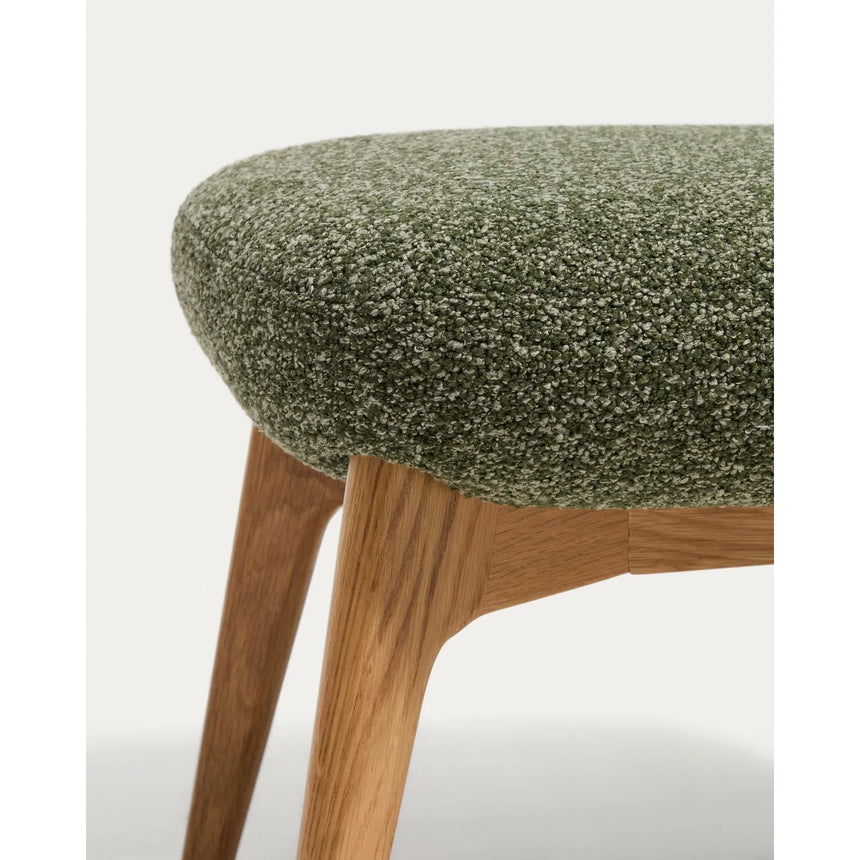 Fußablage Adiran mit dicker Chenille in dunklem Beige und Beinen aus massivem Eichenholz mit natürlichem Finish von Kave Home – Bild 8