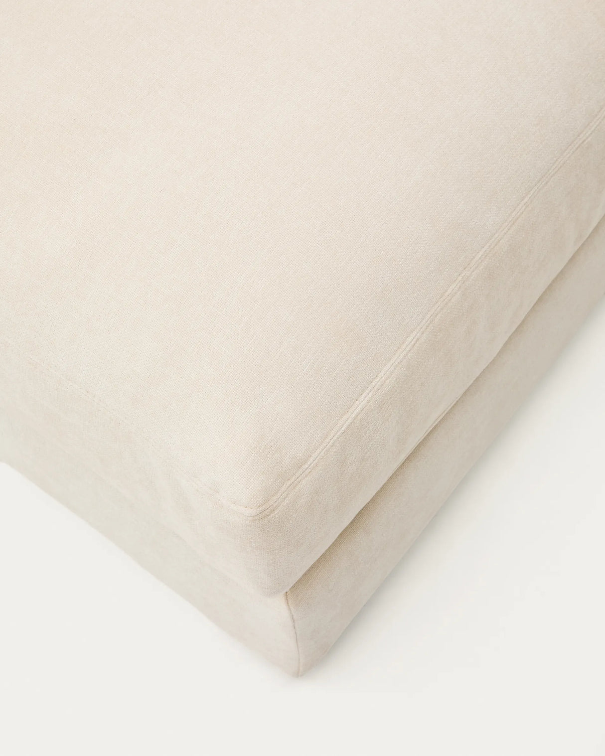 Fußablage Alea mit abnehmbarem Bezug aus Chenille in Ecru, 90 x 90 cm von Kave Home – Produktbild 6