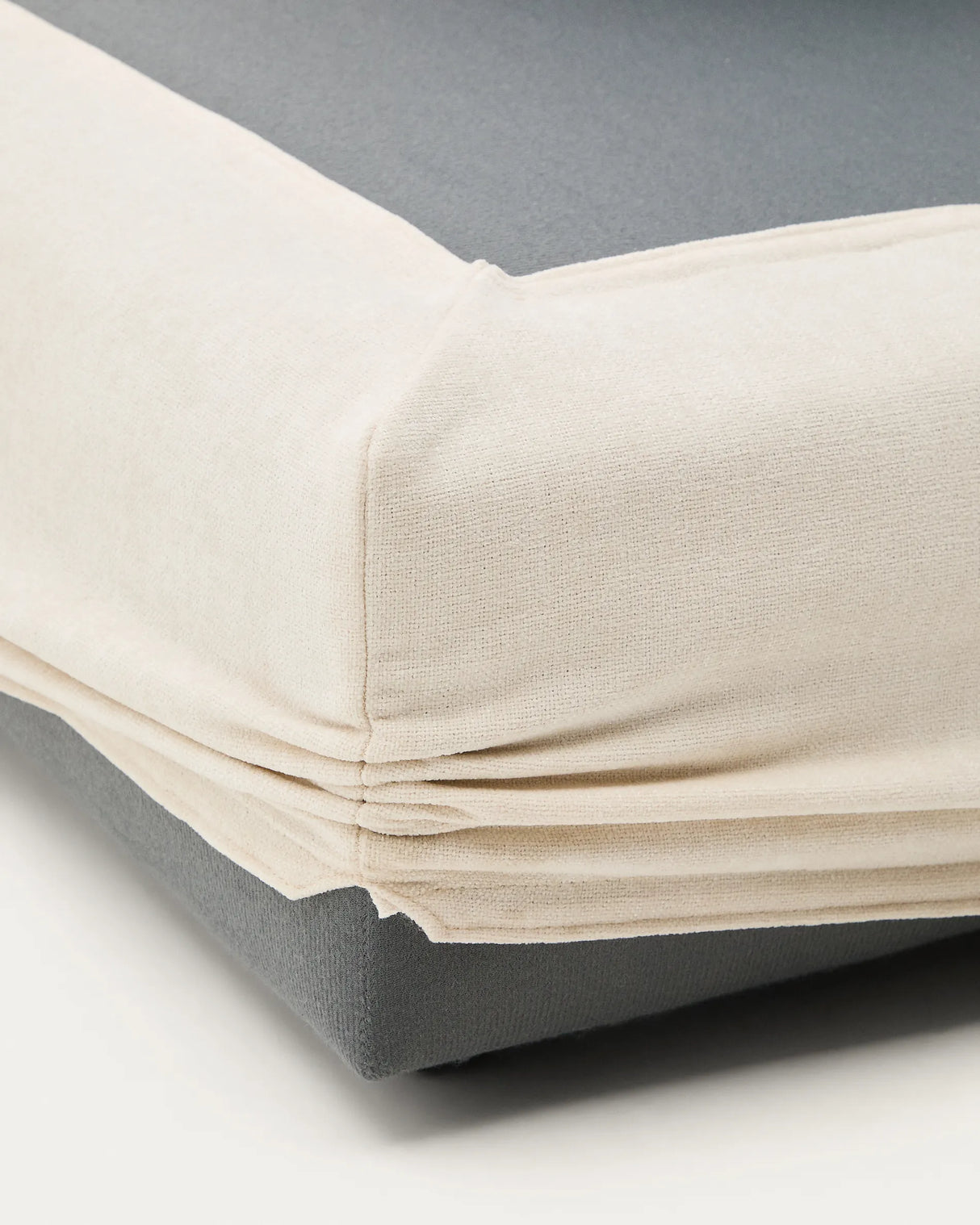 Fußablage Alea mit abnehmbarem Bezug aus Chenille in Ecru, 90 x 90 cm von Kave Home – Produktbild 7