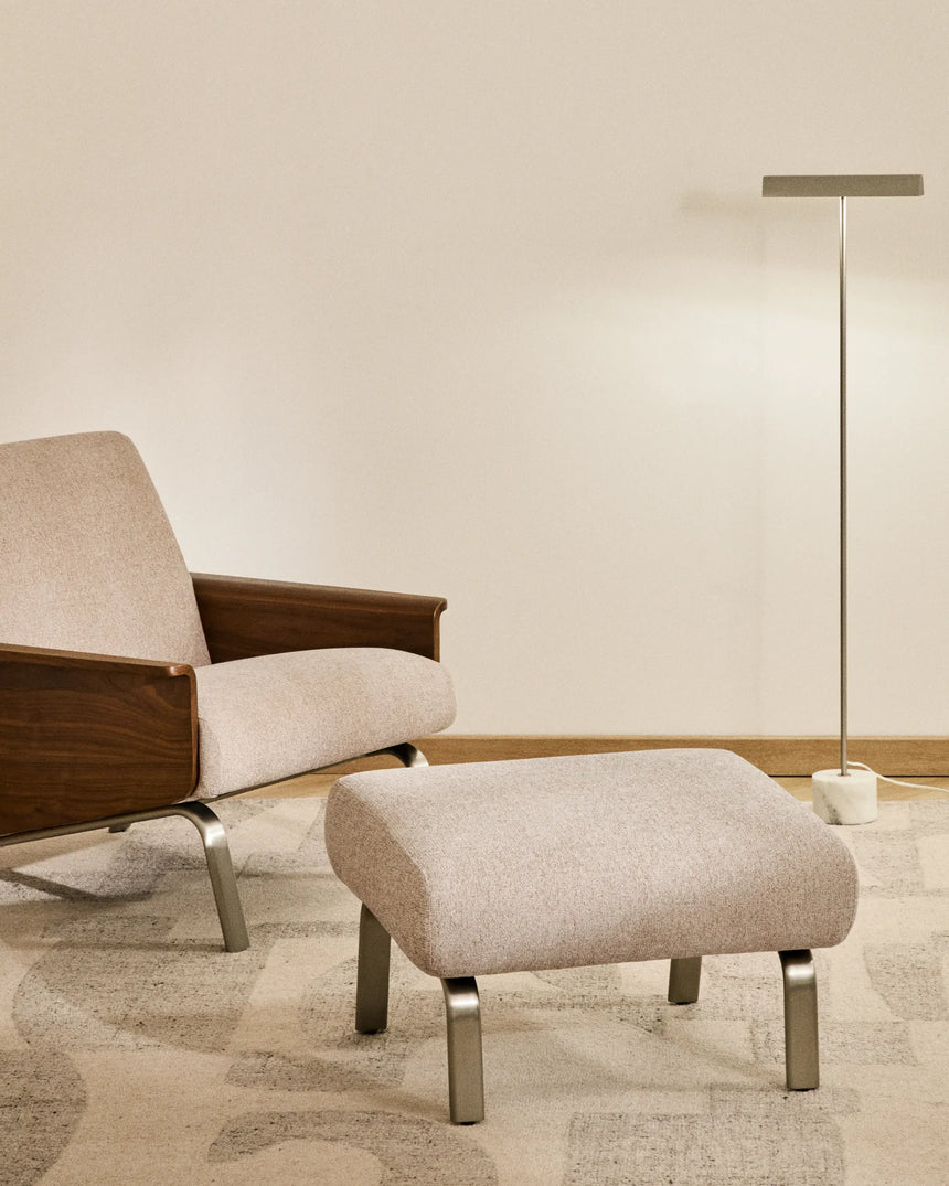 Fußablage Amsen in Hellbraun mit Beinen aus em gebürsteten Edelstahl 68 x 55 cm von Kave Home – Produktbild 3
