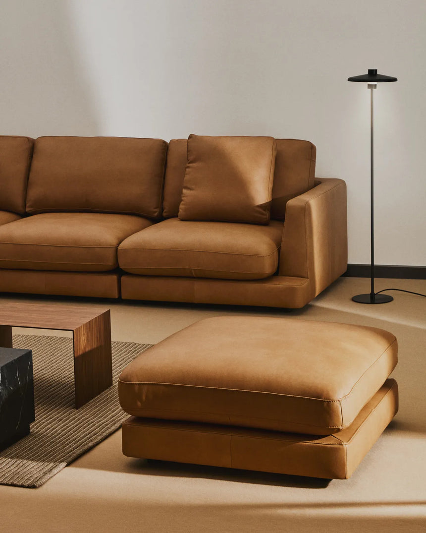 Fußablage Gala in braunem Leder, 90 x 90 cm von Kave Home – Produktbild 2