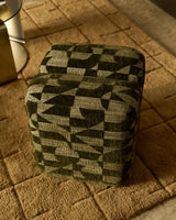 Fußablage Nedilo quadratisch aus geometrischem Jacquard-Gewebe, moosgrün FSC Mix Credit von Kave Home – Bild 2