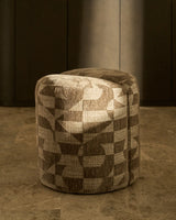 Fußablage Nedilo rund aus geometrischem Jacquard-Gewebe Taupe FSC Mix Credit von Kave Home – Bild 2
