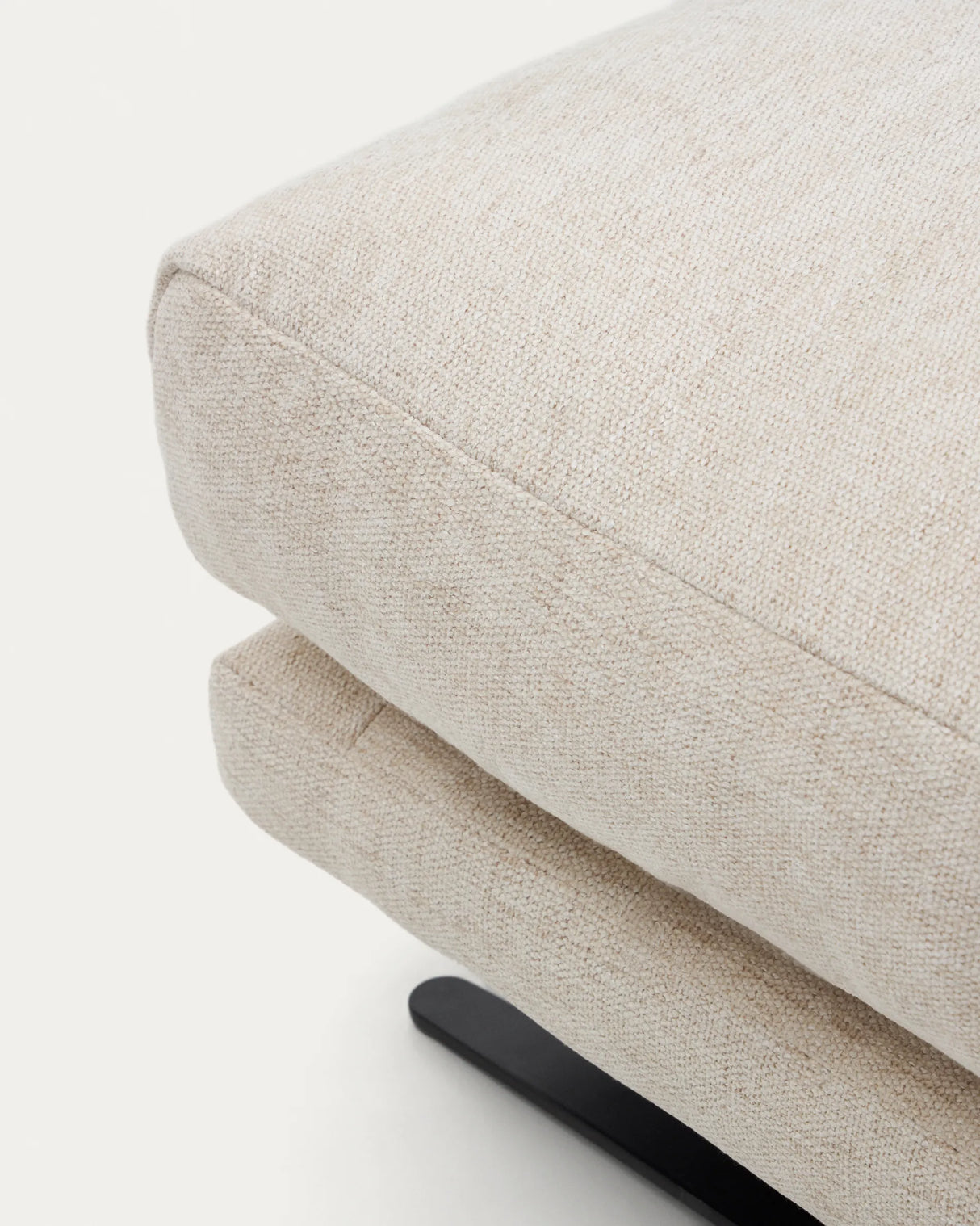 Fußablage Veliro aus beiger Chenille mit schwarzen Stahlbeinen, 85 x 90 cm, FSC Mix Credit von Kave Home – Produktbild 6