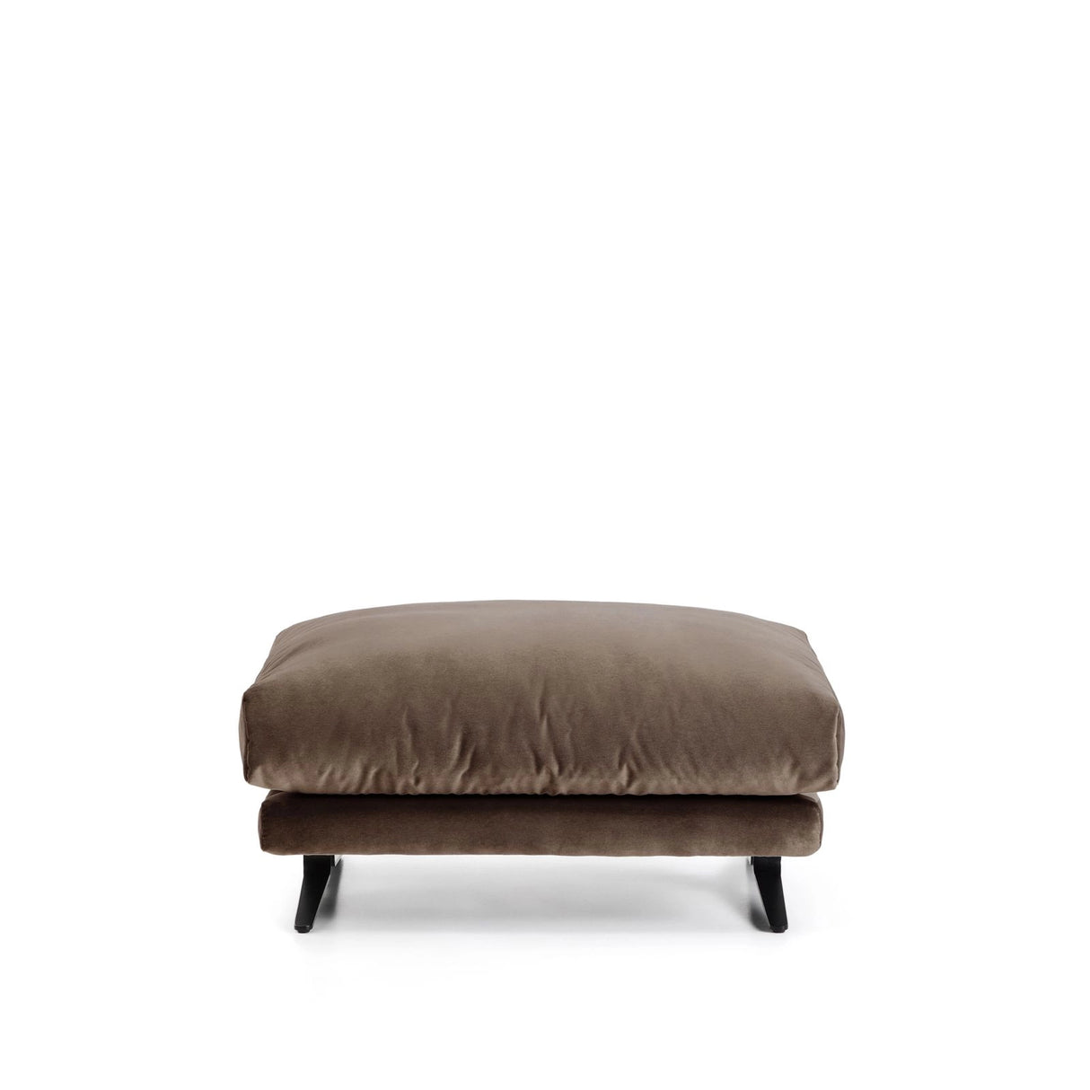 Fußablage Veliro mit Samt und Stahlbeinen mit schwarzem Finish, 85 x 90 cm, FSC Mix Credit von Kave Home – Bild 1