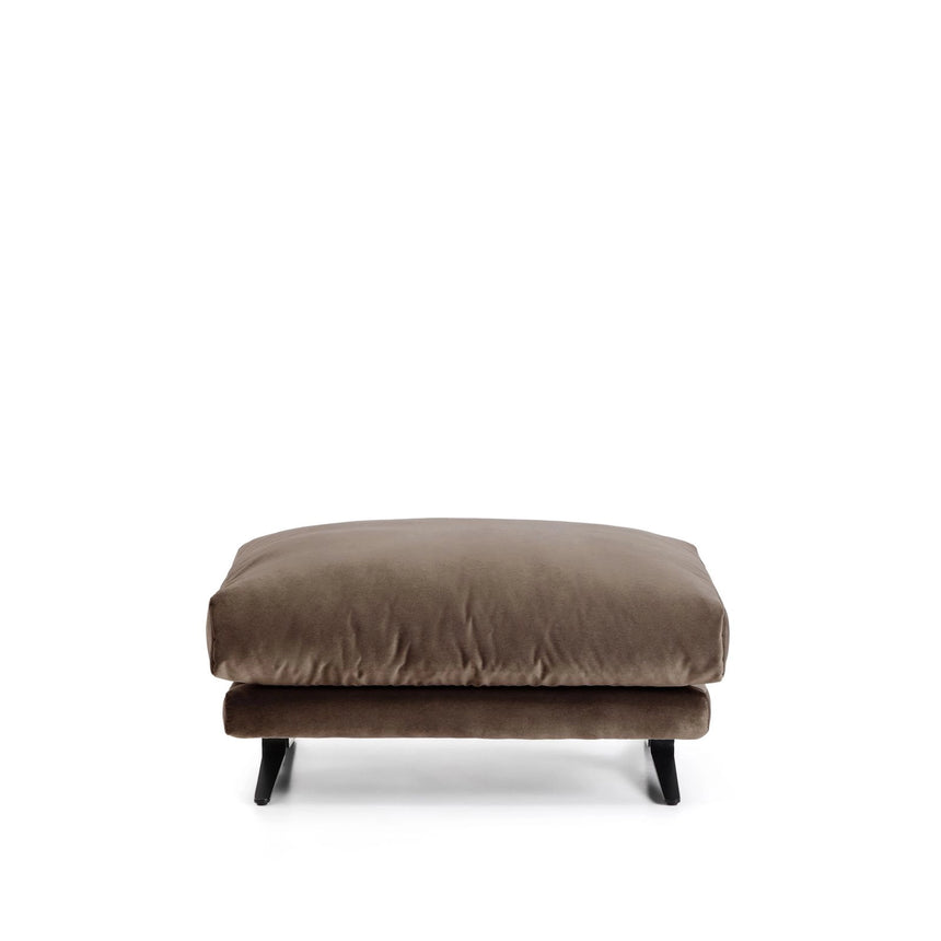 Fußablage Veliro mit Samt und Stahlbeinen mit schwarzem Finish, 85 x 90 cm, FSC Mix Credit von Kave Home – Bild 1