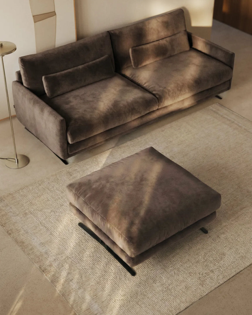 Fußablage Veliro mit Samt und Stahlbeinen mit schwarzem Finish, 85 x 90 cm, FSC Mix Credit von Kave Home – Bild 2