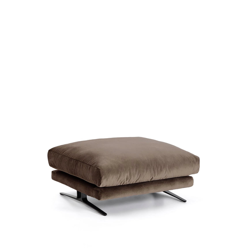 Fußablage Veliro mit Samt und Stahlbeinen mit schwarzem Finish, 85 x 90 cm, FSC Mix Credit von Kave Home – Bild 4