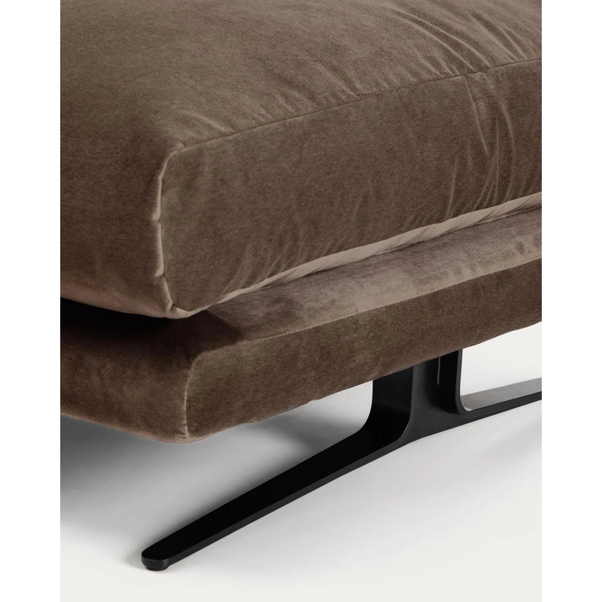 Fußablage Veliro mit Samt und Stahlbeinen mit schwarzem Finish, 85 x 90 cm, FSC Mix Credit von Kave Home – Bild 6