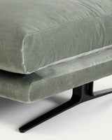 Fußablage Veliro mit grünem Samt und Stahlbeinen mit schwarzem Finish, 85 x 90 cm, FSC Mix Credit von Kave Home – Produktbild 7