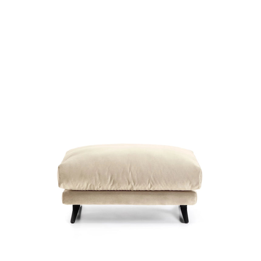 Fußablage Veliro mit perlfarbenem Samt und Stahlbeinen mit schwarzem Finish, 85 x 90 cm, FSC Mix Credit von Kave Home – Bild 1