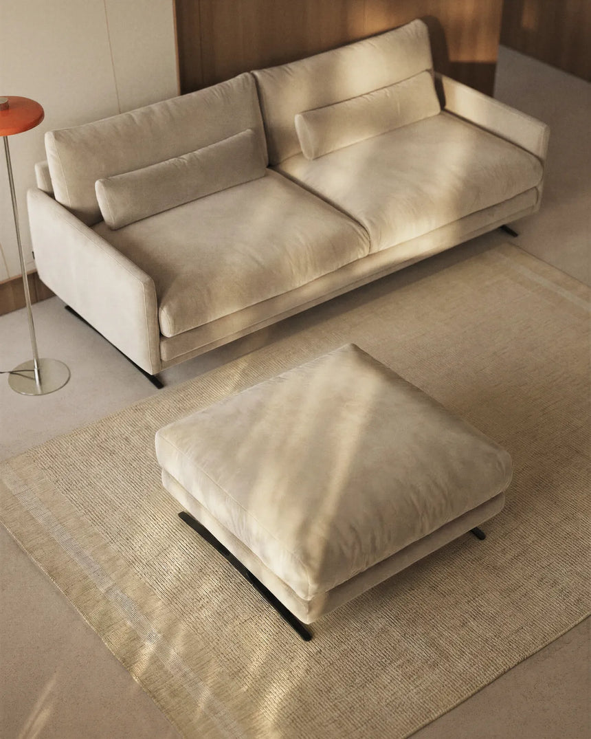 Fußablage Veliro mit perlfarbenem Samt und Stahlbeinen mit schwarzem Finish, 85 x 90 cm, FSC Mix Credit von Kave Home – Bild 2