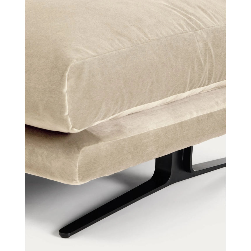 Fußablage Veliro mit perlfarbenem Samt und Stahlbeinen mit schwarzem Finish, 85 x 90 cm, FSC Mix Credit von Kave Home – Bild 6