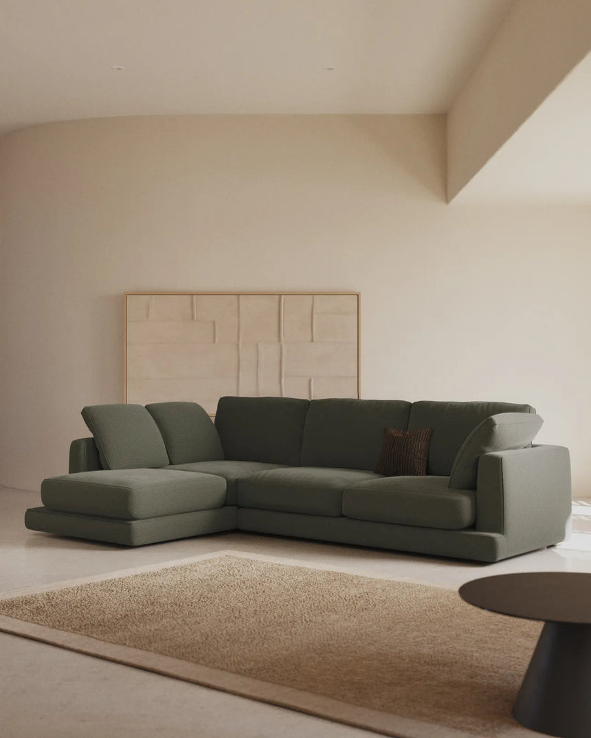 Gala 4-Sitzer-Sofa mit Chaiselongue links aus dunkelgrüner Chenille FSC Mix Credit 300 cm von Kave Home – Bild 2