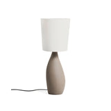 Große Tischlampe Viona in strukturierter Steinoptik mit einem Lampenschirm aus Baumwolle von Kave Home – Bild 1