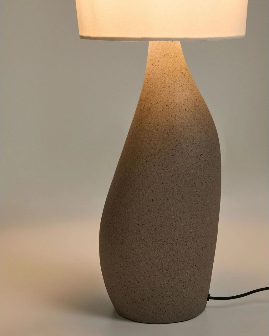 Große Tischlampe Viona in strukturierter Steinoptik mit einem Lampenschirm aus Baumwolle von Kave Home – Bild 4