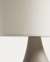 Große Tischlampe Viona in strukturierter Steinoptik mit einem Lampenschirm aus Baumwolle von Kave Home – Bild 6