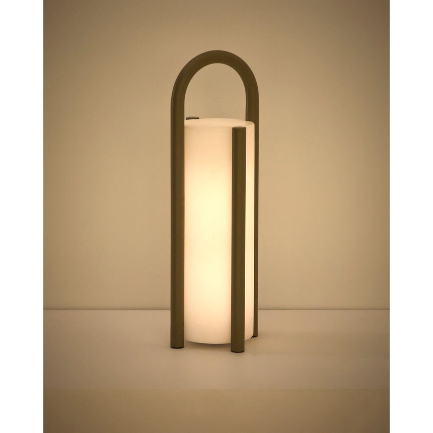 Große tragbare Tischlampe Leros aus Polyethylen und Stahl von Kave Home – Bild 10