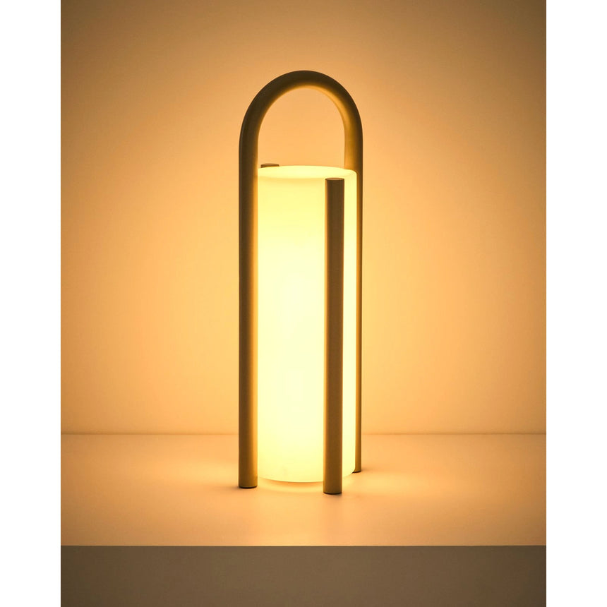Große tragbare Tischlampe Leros aus Polyethylen und Stahl von Kave Home – Bild 11