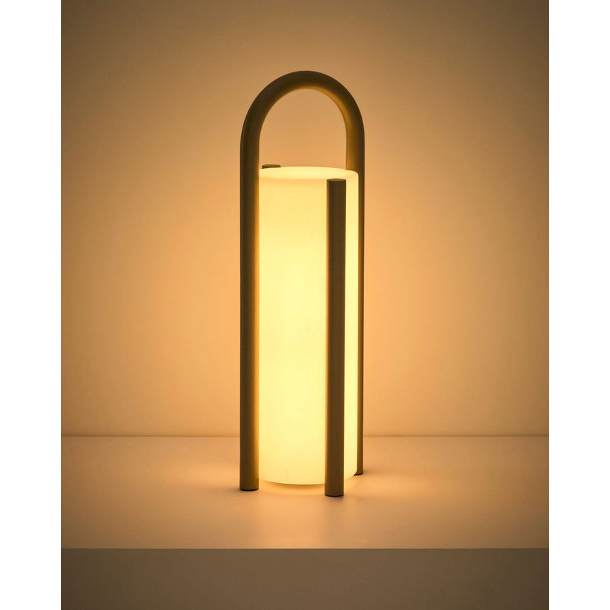 Große tragbare Tischlampe Leros aus Polyethylen und Stahl von Kave Home – Bild 12
