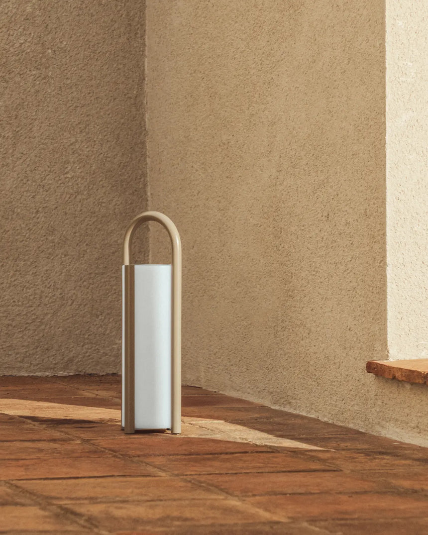Große tragbare Tischlampe Leros aus Polyethylen und Stahl von Kave Home – Bild 2