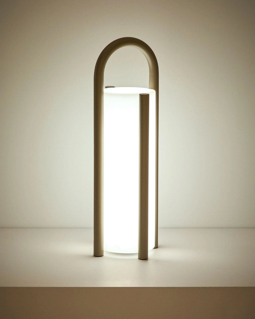 Große tragbare Tischlampe Leros aus Polyethylen und Stahl von Kave Home – Bild 5