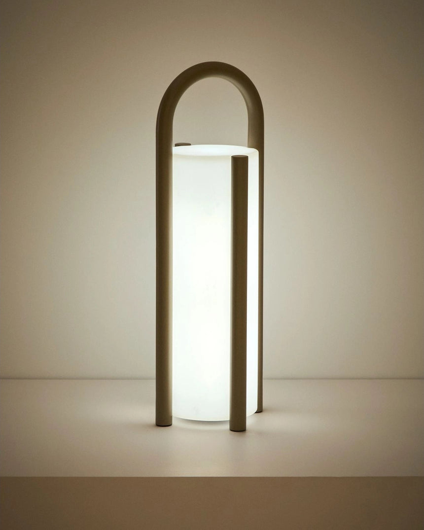 Große tragbare Tischlampe Leros aus Polyethylen und Stahl von Kave Home – Bild 6