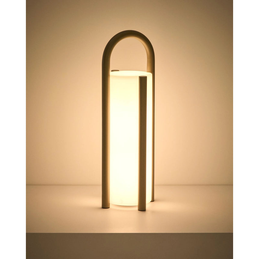 Große tragbare Tischlampe Leros aus Polyethylen und Stahl von Kave Home – Bild 8