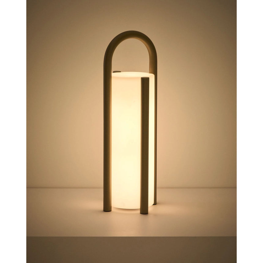 Große tragbare Tischlampe Leros aus Polyethylen und Stahl von Kave Home – Bild 9