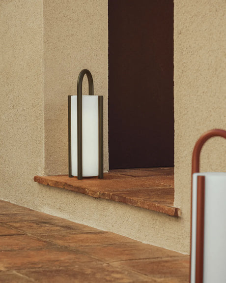 Große tragbare Tischlampe Leros aus Polyethylen und grünem Stahl von Kave Home – Bild 2