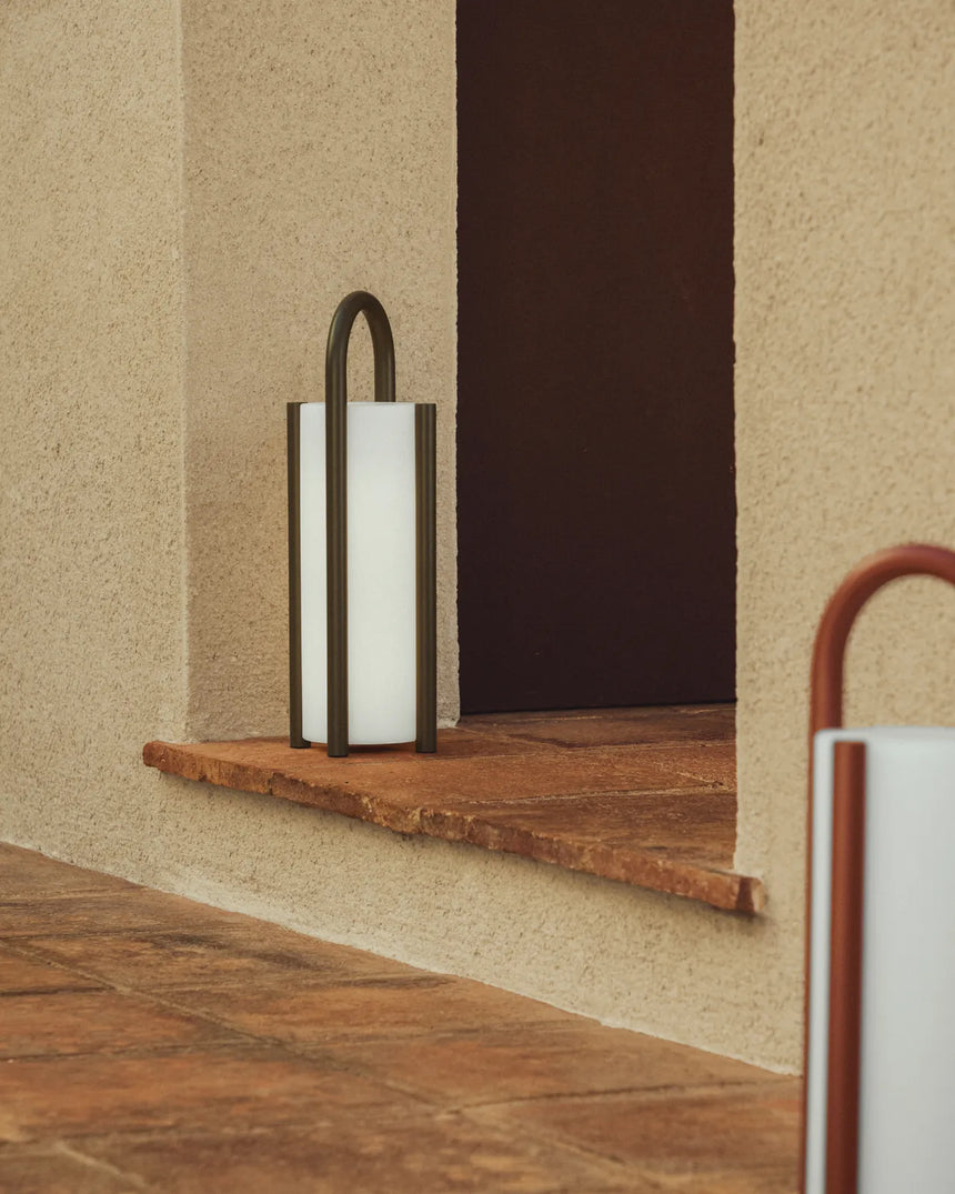 Große tragbare Tischlampe Leros aus Polyethylen und grünem Stahl von Kave Home – Bild 2