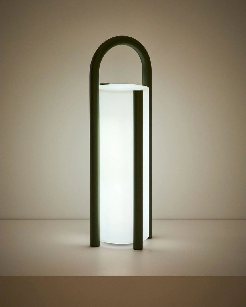 Große tragbare Tischlampe Leros aus Polyethylen und grünem Stahl von Kave Home – Bild 4