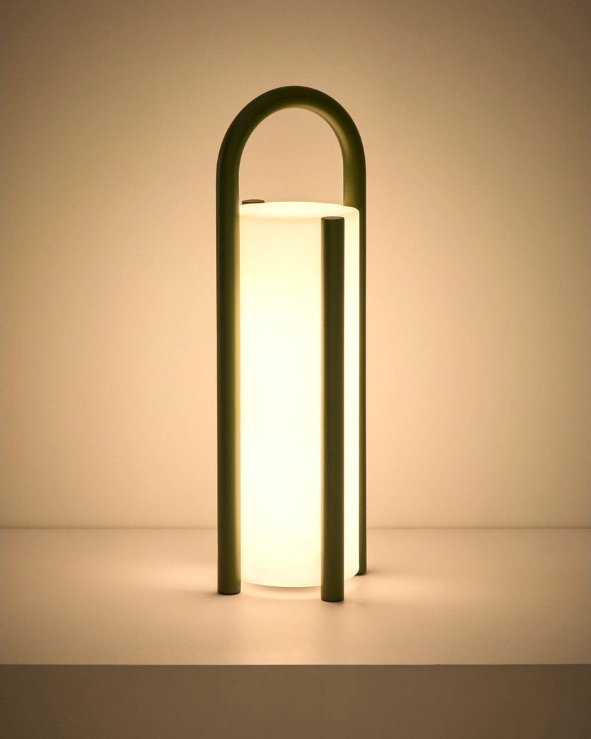 Große tragbare Tischlampe Leros aus Polyethylen und grünem Stahl von Kave Home – Bild 5
