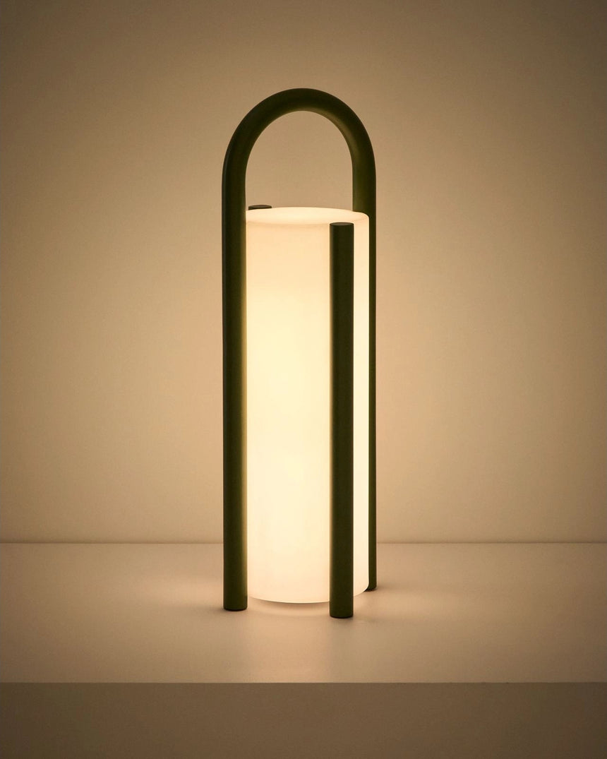 Große tragbare Tischlampe Leros aus Polyethylen und grünem Stahl von Kave Home – Bild 6